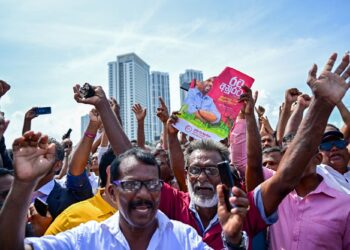 PENYOKONG meraikan kemenangan Presiden Sri Lanka, Anura Kumara Dissanayake berhampiran Sekretariat Presiden, selepas majlis angkat sumpah di Colombo.- AFP