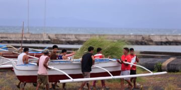 PENDUDUK dan nelayan di Bandar Legaspi, wilayah Albay mengangkat bot kayu ke tempat selamat selepas amaran Taufan Super Man-yi dikeluarkan, semalam.- AFP