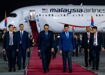 ANWAR disambut Dr Mustafa ketika tiba di Lapangan Terbang Antarabangsa Kaherah, semalam.