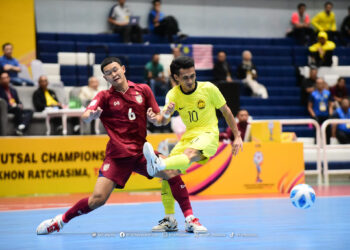 PEMAIN negara, Ridzwan Bakri (kanan) ketika melepasi kawalan pemain Thailand dalam Kejuaraan Futsal ASEAN 2024, baru-baru ini.-IHSAN FAM