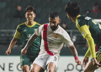 PENYERANG Selangor, Roni Fernandez (tengah) dikawal ketat pertahanan Jeonbuk Hyundai Motors FC. -IHSAN SELANGOR FC