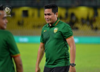 NAFUZI Zain sebak selepas anak-anak buahnya melakar kemenangan 3-2 ke atas KL City FC dalam perlawanan pertama pusingan 16 Piala Malaysia di Stadium Darul Aman, kelmarin.- IHSAN KDA FC