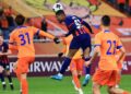 PENYERANG JDT, Jorge Obregon melakukan tandukan dalam aksi menentang Shandong Taishan, malam ini.- IHSN JOHOR SOUTHERN TIGERS