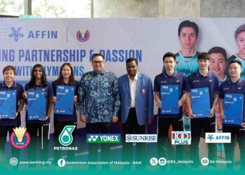 PEMANGKU Presiden Persatuan Badminton Malaysia (BAM), Datuk V. Subramaniam (tiga dari kanan) bersama Ketua Pegawai Eksekutif (CE0) Kumpulan Affin, Datuk Wan Razly Abdullah Wan Ali serta pemain badminton negara pada majlis penajaan di Menara Affin, hari ini. - IHSAN BAM