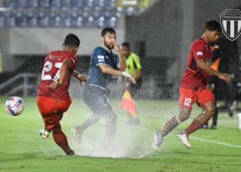 AKSI Terengganu FC menentang Melaka berlangsung dalam keadaan hujan lebat di Stadium Sultan Mizan zainal abidin, kelmarin.-IHSAN TFC