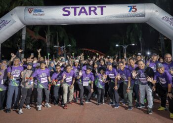 FADILLAH Yusof bergambar bersama peserta acara pejalan kaki sejauh 3KM pada program TNB Energy Night Walk & Run 2024 di Anjung Floria Putrajaya. - UTUSAN/FAIZ ALIF ZUBIR