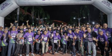 FADILLAH Yusof bergambar bersama peserta acara pejalan kaki sejauh 3KM pada program TNB Energy Night Walk & Run 2024 di Anjung Floria Putrajaya. - UTUSAN/FAIZ ALIF ZUBIR