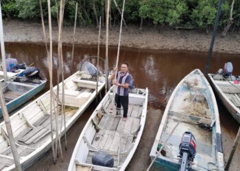 ISMAIL Hassan menunjukkan sauk kerang yang digunakan golongan nelayan di Jeti Pengkalan Nelayan Pulai Sebatang, di Pontian.