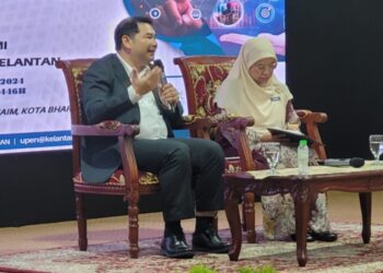 RAFIZI Ramli (kiri) menjawab soalan dalam Sesi Libat Urus RMK13 Kementerian Ekonomi bersama Kerajaan Kelantan di Kompleks Kota Darulnaim, Kota Bharu, Kelantan semalam. - UTUSAN/MUSTAQIM MOHAMED