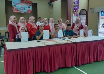 HASSAN Rasid (duduk, tiga dari kiri) bersama ahli jawatankuasa Bersatu Bahagian Tenggara  mengumumkan perletakan jawatan berkuat kuasa hari ini di Kota Tinggi, Johor.