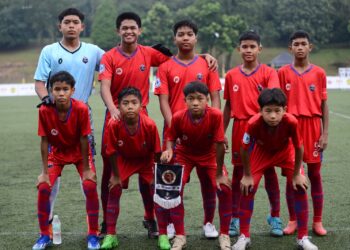 AKSI Pemain NFDP A ketika berdepan Pattaya United pada aksi kedua kategori B-12 tahun Kejohanan Bola Sepak Piala Supermokh 2024 di Padang A, Majlis Sukan Negara (MSN), semalam.