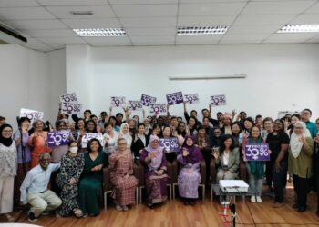 Gopalan (duduk Kiri), Cherine Hegazy (duduk kanan sekali) dan Dr. Zaireeni (tiga dari kanan) pada kempen di lancarkan oleh Persatuan Kesedaran Komuniti Selangor(EMPOWER) bersama gabungan masyarakat sivil; Joint Action Group for Gender Equality (JAG), BERSIH, CSO Platform for Reform (CSOP4R) dan pelbagai Badan Bukan Kerajaan (NGO) lain, hari ini. - UTUSAN/HALINA MD. NOOR