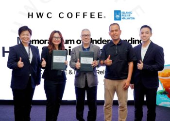 Zenda Ng (dua kiri) bersama Penny Chan(kiri); Syed Saleh Syed Abdul Rahman(Tengah), Noor Azizee Abd Aziz (dua kanan) dan Edmund Lai (kanan) pada majlis MoU antara HWC Coffee Malaysia dan IRM di HWC Coffee Cawangan Cyberjaya.