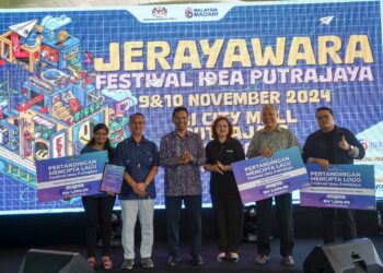 ZAINI Ujang (tengah) bergambar dengan pemenang Festival Idea Putrajaya pada Majlis Perasmian Jerayawara Festival Idea Putrajaya. - UTUSAN/FAISOL MUSTAFA