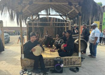 Persembahan muzik tradisional di Kampung Sunda Balong Dalem.