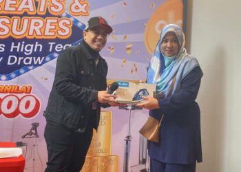 SALAH seorang penerima cabutan bertuah menerima hadiah daripada Nuh Travel Tours baru-baru ini.