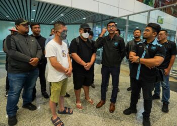 AZIRUL Syafiq Sazali (tiga kanan) bersama mangsa sindiket pemerdangan manusia yang mahu dikenali dengan nama Bryan, 21 (tengah) selepas berjaya diselamatkan di Lapangan Terbang Antarabangsa Kuala Lumpur (KLIA) Terminal 1, Sepang. - UTUSAN/FAISOL MUSTAFA