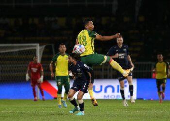 FAISAL Halim diasak pertahanan KDA, Wan Amirul Afiq Wan Rahman dalam aksi Liga Super di Stadium Darul Aman, Alor Setar. - UTUSAN/ SHAHIR NOORDIN