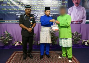 AB. Wahab Azizul Hassan menyampaikan kurniaan makanan tengah hari kepada tahanan di Pusat Koreksional Batu Gajah semalam. – UTUSAN/MUHAMAD NAZREEN SYAH MUSTHAFA