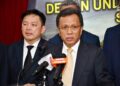 MOHD. Shafie Apdal (kanan) semasa sidang akhbar pada Persidangan DUN Sabah di Kota Kinabalu, semalam