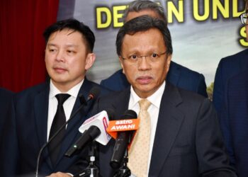 MOHD. Shafie Apdal (kanan) semasa sidang akhbar pada Persidangan DUN Sabah di Kota Kinabalu, semalam