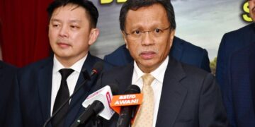 MOHD. Shafie Apdal (kanan) semasa sidang akhbar pada Persidangan DUN Sabah di Kota Kinabalu, semalam