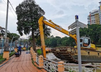 PROJEK mendalamkan dasar tasik di Taman Tasik Seremban kini giat dilaksanakan melibatkan kos sebanyak RM500,000. – UTUSAN/MOHD. SHAHJEHAN MAAMIN