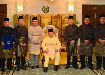 TUANKU Syed Sirajuddin Jamalullail pada Majlis Pelantikan dan Istiadat Mengangkat Sumpah AMMK Negeri Perlis di Istana Arau di Arau, Perlis hari ini. - UTUSAN