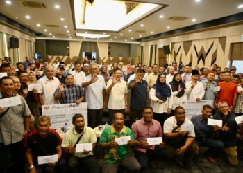 SAIFUDDIN Nasution Ismail bersama Dr. Ismail Salleh ketika Majlis Penyerahan Sumbangan Ihsan Perdana Menteri Kepada Pesawah Yang Terlibat Bencana Banjir Fasa 1 di MADA di Alor Setar. – UTUSAN/ SHAHIR NOORDIN