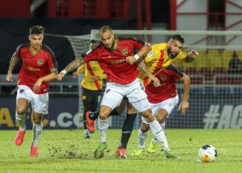 PEMAIN Muangthong United FC, Felicio Anando Forbes (dua kiri) mengasak Pemain Selangor FC, Ronnie Allan Fernandez (kanan) ketika Red Giants tumpas 1-2 kepada wakil Thailand itu pada perlawanan Liga Juara-Juara 2 (ACL2)  di Stadium Majlis Bandaraya Petaling Jaya (MBPJ), kelmarin GAMBAR: FARIZ RUSADIO