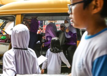 PERKHIDMATAN pengangkutan bas sekolah terpaksa dinaikkan bertujuan  meneruskan kelangsungan industri tersebut. -UTUSAN/AFIQ RAZALI