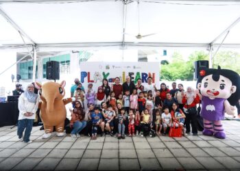 Michelle Ng Mei Sze (belakang, dua dari kiri) merasmikan acara Play and Learn di Taylor’s College, Subang Jaya baru-baru ini.
 – Utusan/Afiq RaZALI