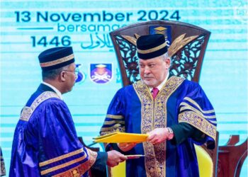 SULTAN Ibrahim Sultan Iskandar berkenan menerima watikah pemasyhuran sebagai Canselor UiTM daripada Dr. Zambry Abd. Kadir di  Dewan Agung Tuanku Canselor,  UiTM Shah Alam, Selangor, semalam. – IHSAN UiTM