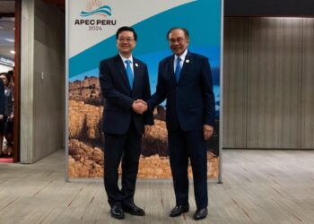 ANWAR Ibrahim (kanan) bersama Ketua Eksekutif Wilayah Pentadbiran Khas Hong Kong (HKSAR) John Lee Ka-chiu semasa Sidang Kemuncak APEC 2024 di Peru.