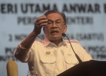 ANWAR Ibrahim (tengah) disambut dengan meriah ketika tiba di Pusat Konvensyen PICCA, Butterworth Arena, Pulau Pinang untuk Majlis Perasmian Hari Penjaja dan Peniaga Kecil Peringkat Kebangsaan (HPPK2024), hari ini. UTUSAN/IQBAL HAMDAN