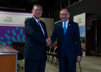 ANWAR Ibrahim (kanan) bersama Perdana Menteri Jepun Shigeru Ishiba selepas mesyuarat yang berlangsung di sela-sela Sidang Kemuncak Kerjasama Ekonomi Asia Pasifik (APEC) di Lima, Peru.