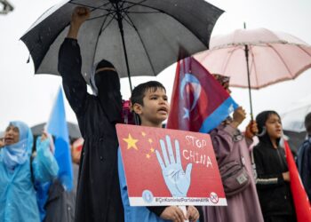 PENUNJUK perasaan etnik Uighur mengambil bahagian dalam protes terhadap China berhampiran konsulat China di Istanbul,Turkiye.-AFP