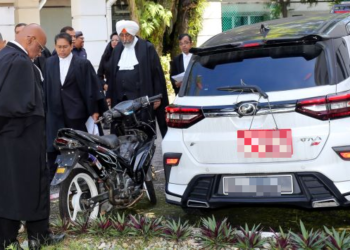 BHUPINDAR Singh Gucharan Singh Preet (dua kanan) dan barisan peguam memeriksa kenderaan yang merupakan antara barang kes pada perbicaraan kes bunuh yang membabitkan pegawai kanan polis di Mahkamah Tinggi Ipoh semalam. – UTUSAN/MUHAMAD NAZREEN SYAH MUSTHAFA