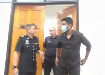 STEVEN John Mikela  (kanan) mengaku tidak bersalah di Mahkamah Majistret Teluk Intan hari ini atas pertuduhan memiliki bahan letupan. - UTUSAN