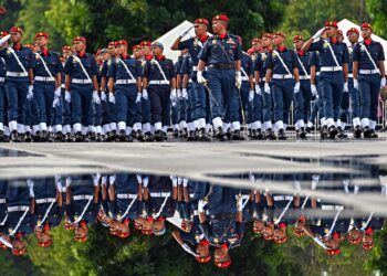 Pelatih Kursus Asas Kebombaan melakukan perbarisan lintas hormat pada pada Majlis Tamat Latihan Kursus Sijil Sains Kebombaan (KSSK) Siri 1 Tahun 2024 di di Akademi Bomba dan Penyelamat Malaysia Wilayah Timur, Wakaf Tapai, Terenganu semalam. -UTUSAN/PUQTRA HAIRRY