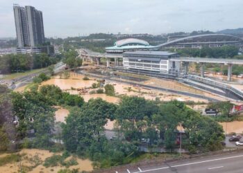 Kawasan berdekatan Stadium Shah Alam di Seksyen 13. Shah Alam yang dinaiki banjir kilat ekoran hujan lebat lebih tiga jam, kelmarin. – MEDIA SOSIAL