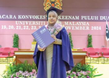 Nor Elisha Mohd. Zaini membuktikan kekurangan diri bukan penghalang untuk dirinya mengenggam segulung ijazah.