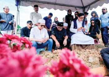 Sebahagian daripada rakan artis pada majlis pengebumian Ahmad Nawab di Tanah Perkuburan Raudhatul Sakinah Taman Batu Muda, Kuala Lumpur semalam. – UTUSAN/M. FIRDAUS M. JOHARI