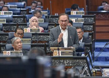 Anwar Ibrahim ketika menjawab soalan di Dewan Rakyat, semalam. – JABATAN PENERANGAN MALAYSIA