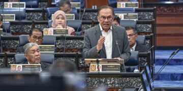 Anwar Ibrahim ketika menjawab soalan di Dewan Rakyat, semalam. – JABATAN PENERANGAN MALAYSIA