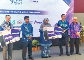 ABDUL RAHMAN Mohamed (dua dari kanan) mewakili USM menerima sumbangan set televisyen dan komputer daripada Nurul Afida Kamaludin sempena Program Jelajah HAWANA 2024 Bersama Siswa bagi Zon Utara di Universiti Sains Malaysia, Pulau Pinang semalam.