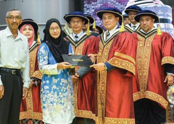 ANIZA Ismail dan Muslim Hasan (barisan hadapan, kiri) menerima  ijazah graduasi arwah Nur Aqilah daripada Naib Canselor UniSZA, Prof. Datuk Dr. Fadzli Adam pada majlis Konvokesyen UniSZA Ke-16 di Kuala Nerus, Terengganu semalam. – UTUSAN/KAMALIZA KAMARUDDIN