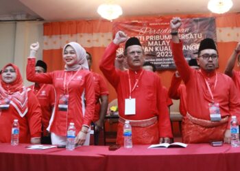 DR. HASHIM Bujang (dua dari kanan) menang jawatan Ketua Bahagian Bersatu Kuala Kangsar pada pemilihan parti itu yang berlangsung semalam. - UTUSAN