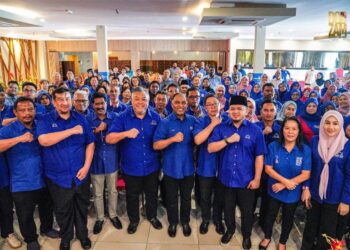 ROZABIL Abd. Rahman (enam dari kanan) pada Konvensyen Barisan Nasional (BN) Perlis di Kangar, Perlis baru-baru ini.