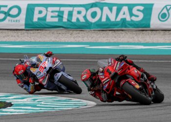 Pelumba pasukan Ducati Lenovo Team, Francesco Bagnaia (depan) mengambil selekoh diikuti pelumba pasukan Gresini Racing MotoGP, Marc Marquez dalam sesi kelayakan MotoGP Grand Prix Malaysia Petronas 2024 di Litar Antarabangsa Sepang, semalam. - UTUSAN/AMIR KHALID